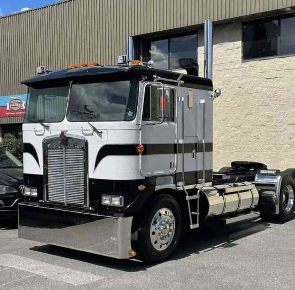 Kenworth Trucks and A Reefer - Aurora, Colorado - FleaMarketBay