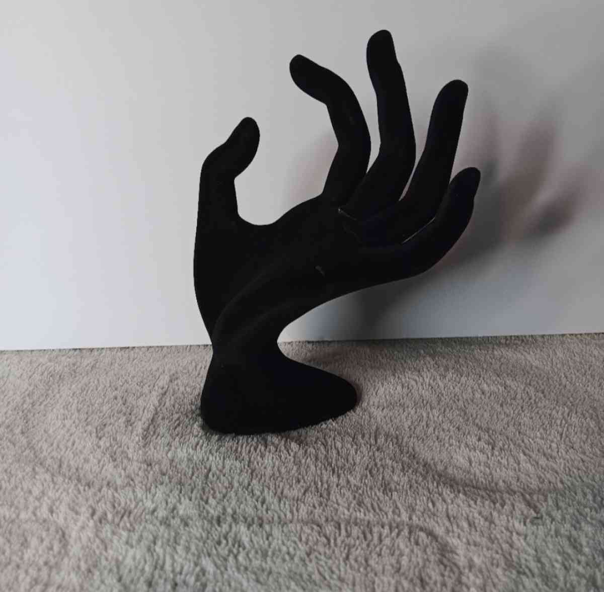 Black Ring Display - Nashville, Arkansas - FleaMarketBay