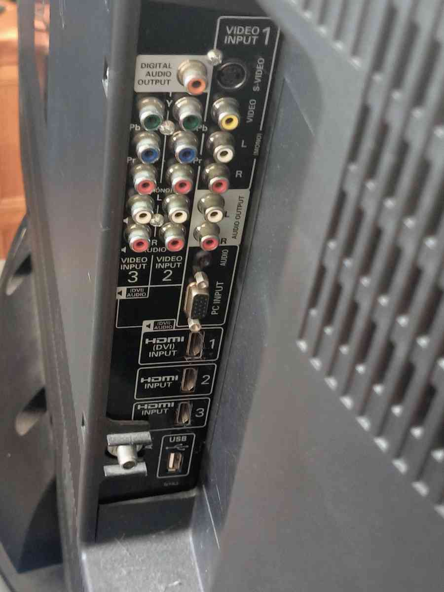 Sanyo TV and Entertainment Center Bundle - Daytona Beach, Florida - FleaMarketBay