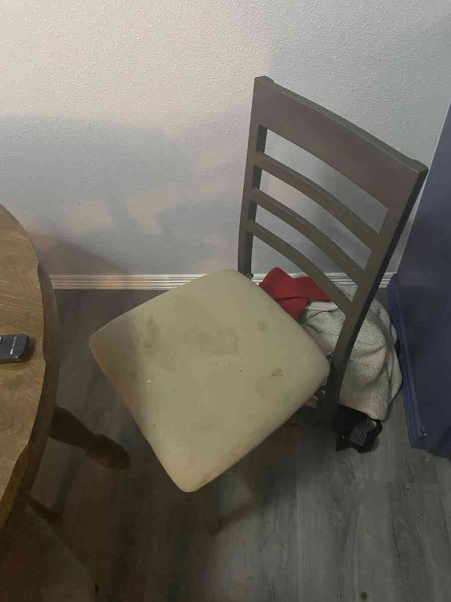 Dining room table with chairs - Fayetteville, Arkansas - FleaMarketBay