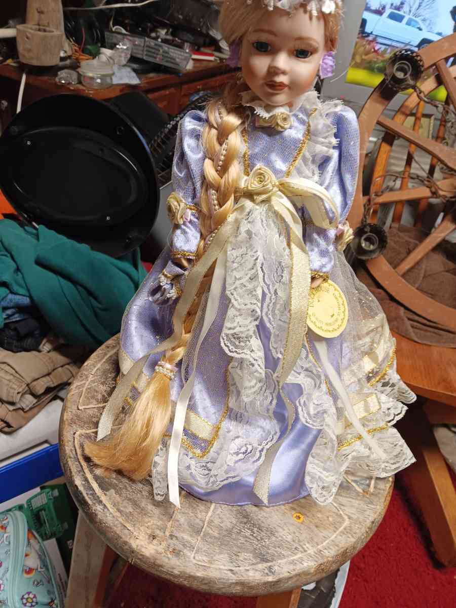 porcelain dollsshoestoys - Elizabethton, Tennessee