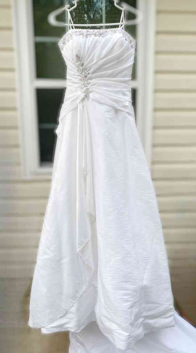 Size w12 DaVinci Wedding Dress Plus Slip Veil - Huntsville, Alabama