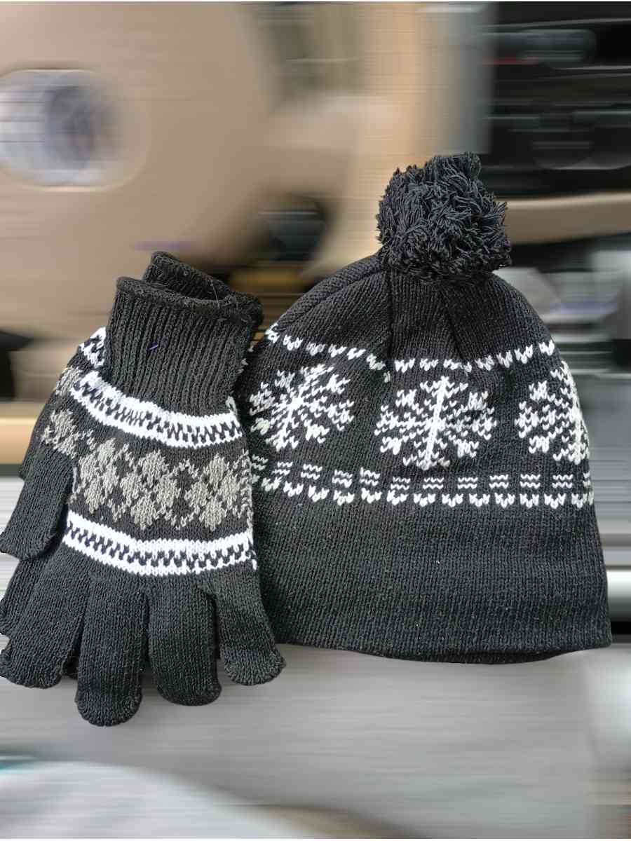 mens designer hoodies hats gloves womans hats and scarves - Terre Haute, Indiana - FleaMarketBay