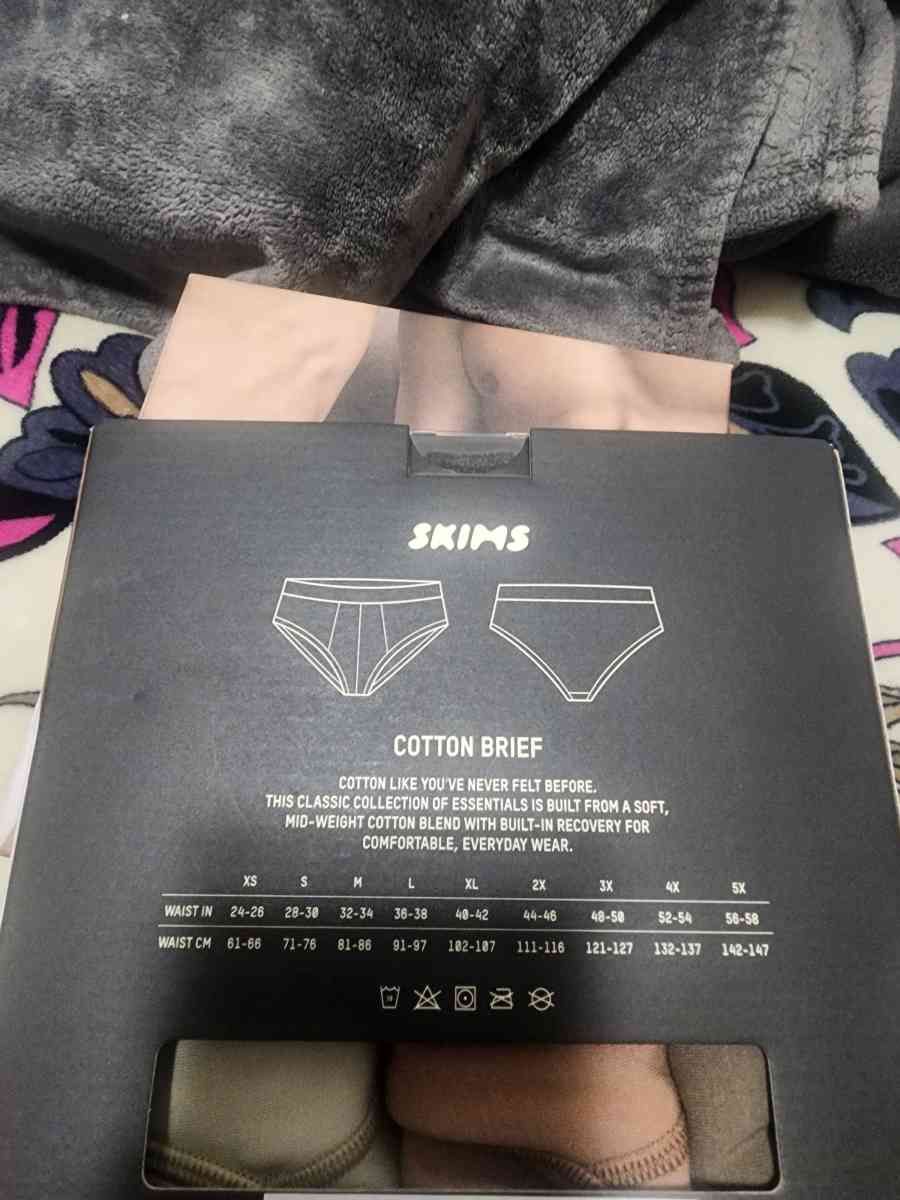 skims - Pasadena, California - FleaMarketBay