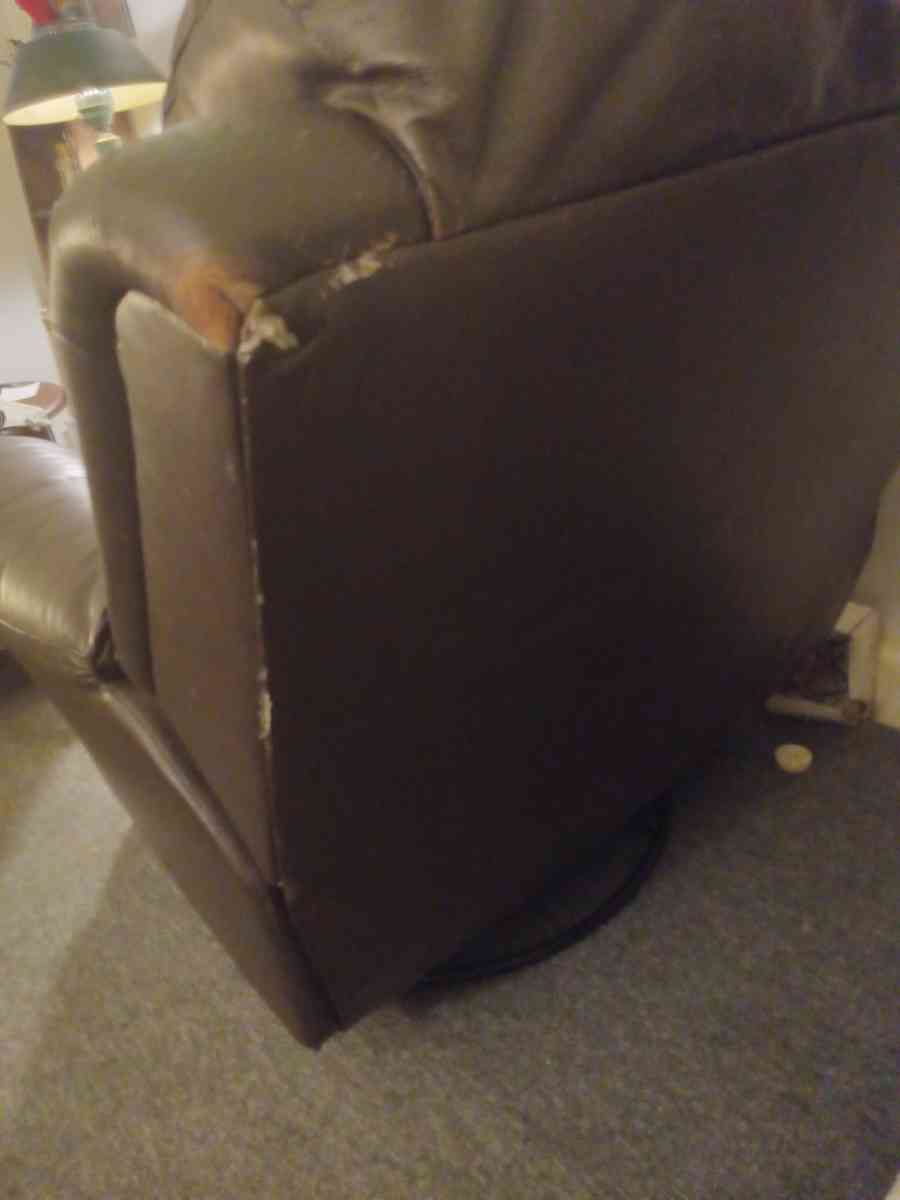 Brown leather recliner - Hampton, Virginia - FleaMarketBay