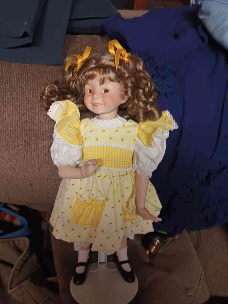 porcelain dollsshoestoys - Elizabethton, Tennessee - FleaMarketBay