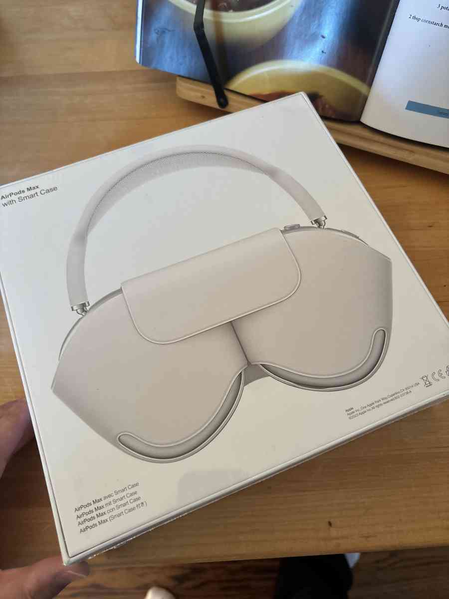 AirPods maxs - Fairfield, Connecticut - FleaMarketBay