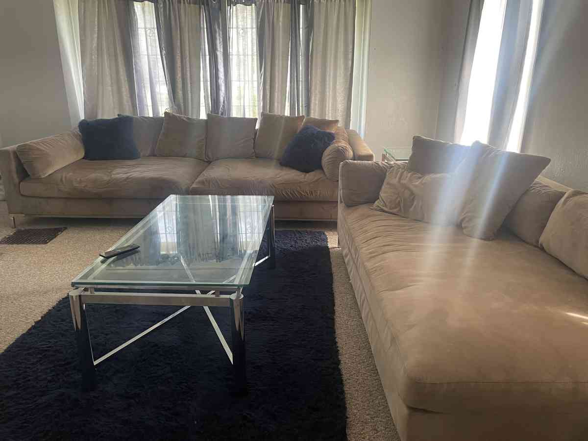 couches pillows coffee table - Toledo, Ohio - FleaMarketBay