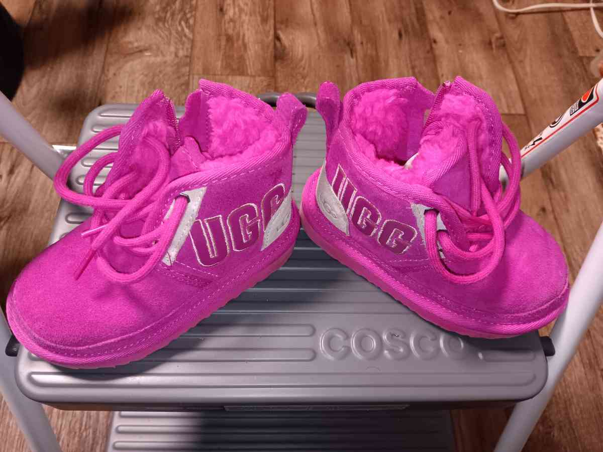 Child Pink Uggs Boots - Aberdeen, North Carolina