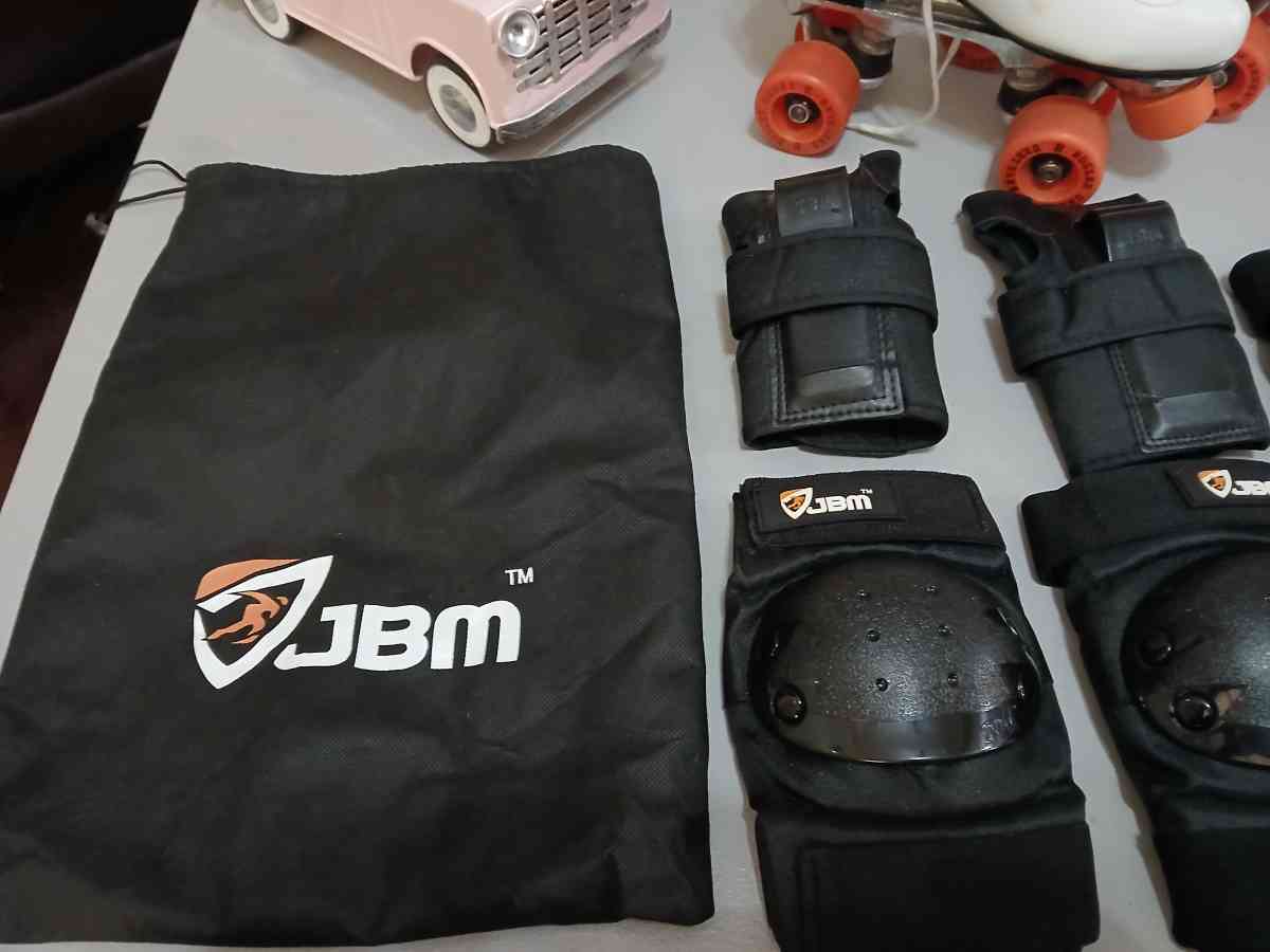 Roller Derby classic roller skates with pads and guards - Indianapolis, Indiana - FleaMarketBay