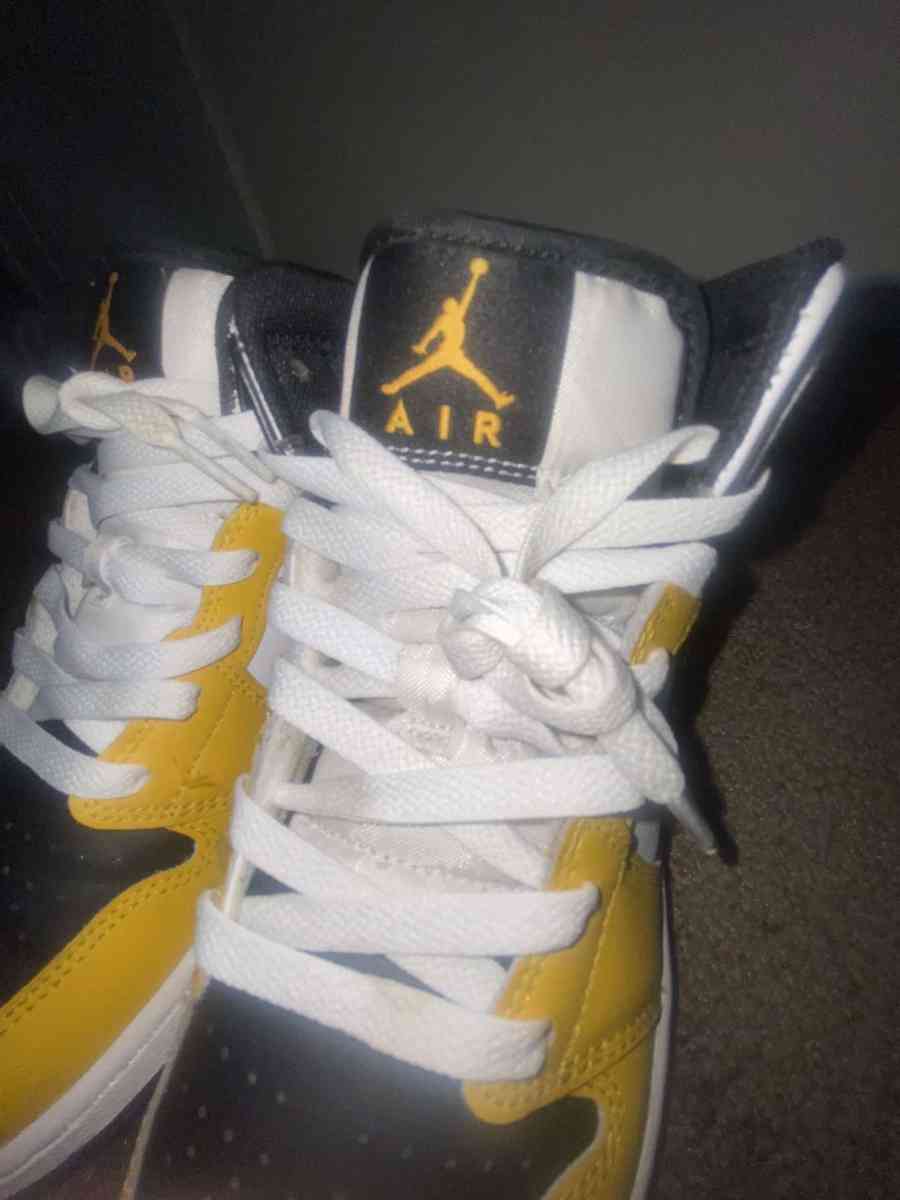 Air Jordan 1 Mid - Admire, Kansas - FleaMarketBay