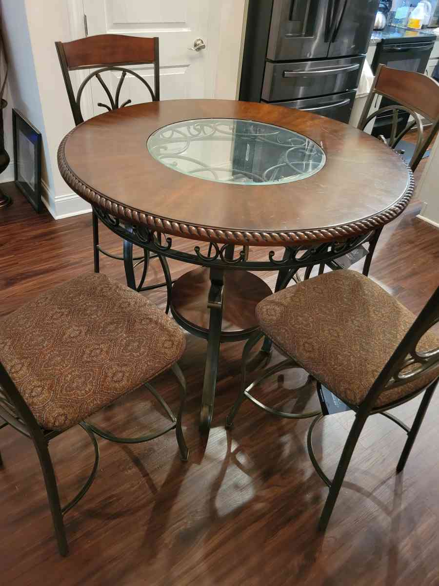 dinner table - Williamston, South Carolina - FleaMarketBay