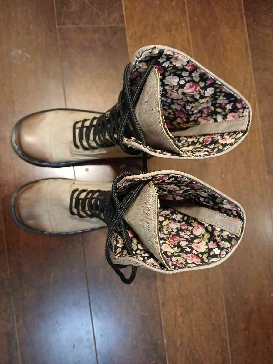 Brown boots for women size 8 point 5 - Indianapolis, Indiana - FleaMarketBay
