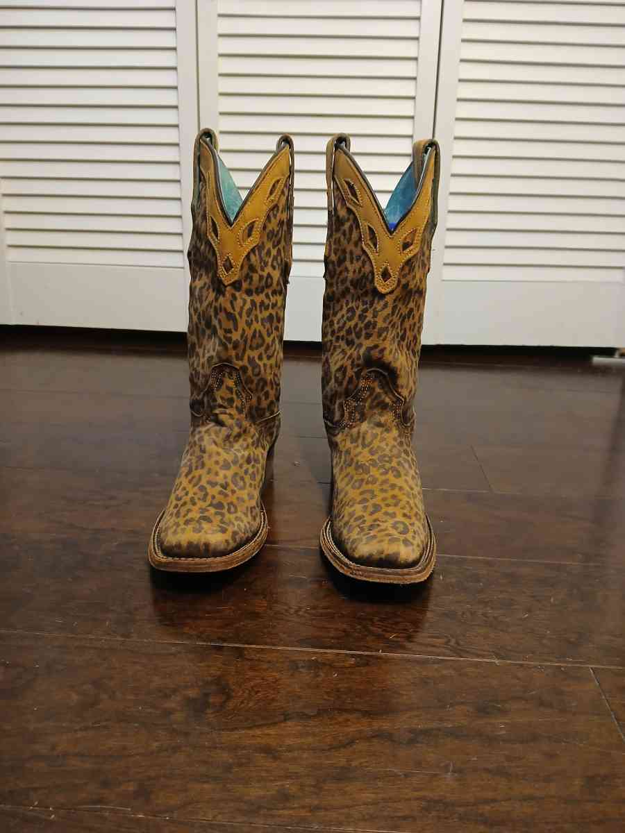 Corral handcrafted boots for men size 6 point 5 and women 8 - Indianapolis, Indiana - FleaMarketBay