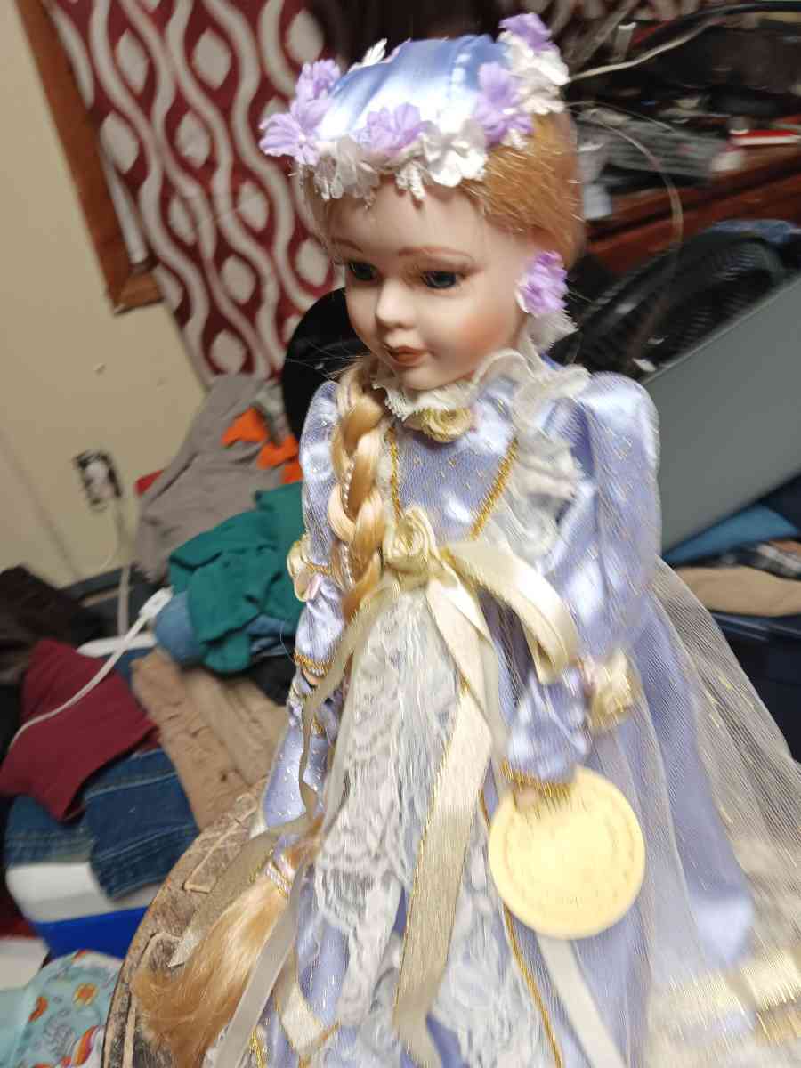 porcelain dollsshoestoys - Elizabethton, Tennessee - FleaMarketBay