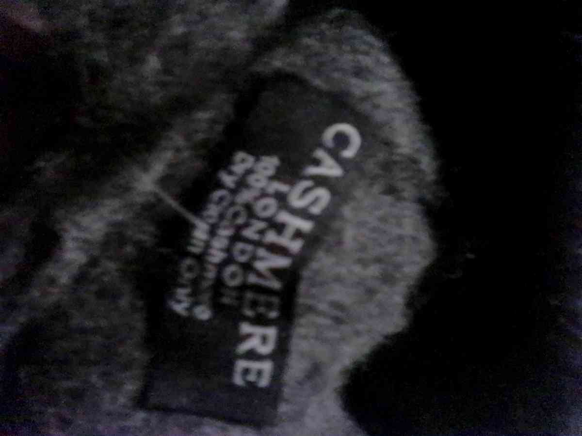 London Cashmere Co scarf - Pensacola, Florida - FleaMarketBay