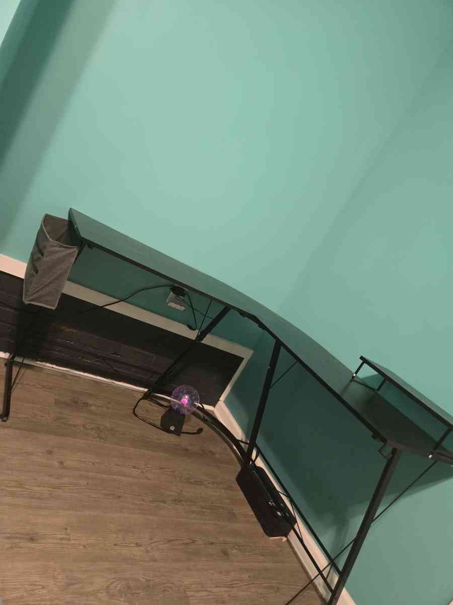 a gaming desk - Hartsville, South Carolina - FleaMarketBay