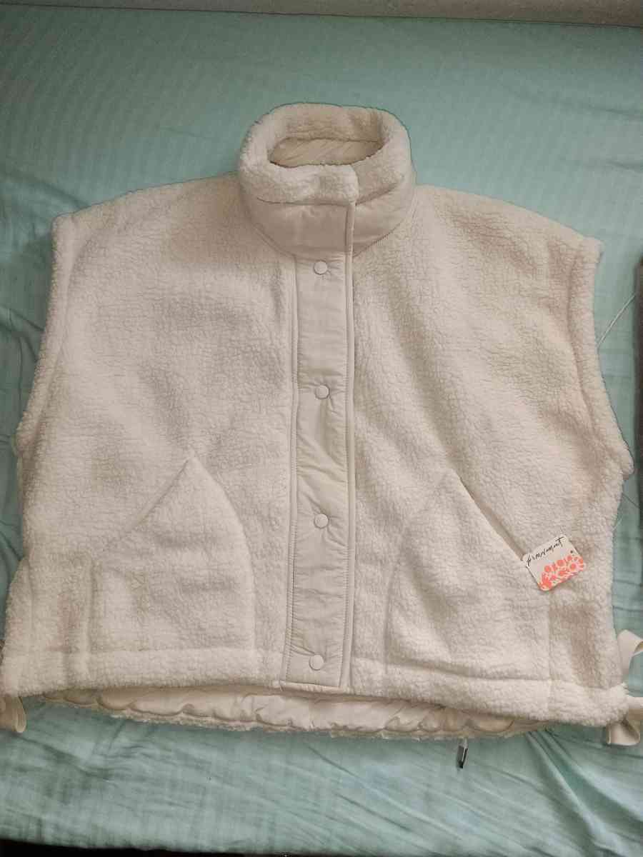 womans  hoodies and beanies and vests etc - Terre Haute, Indiana - FleaMarketBay