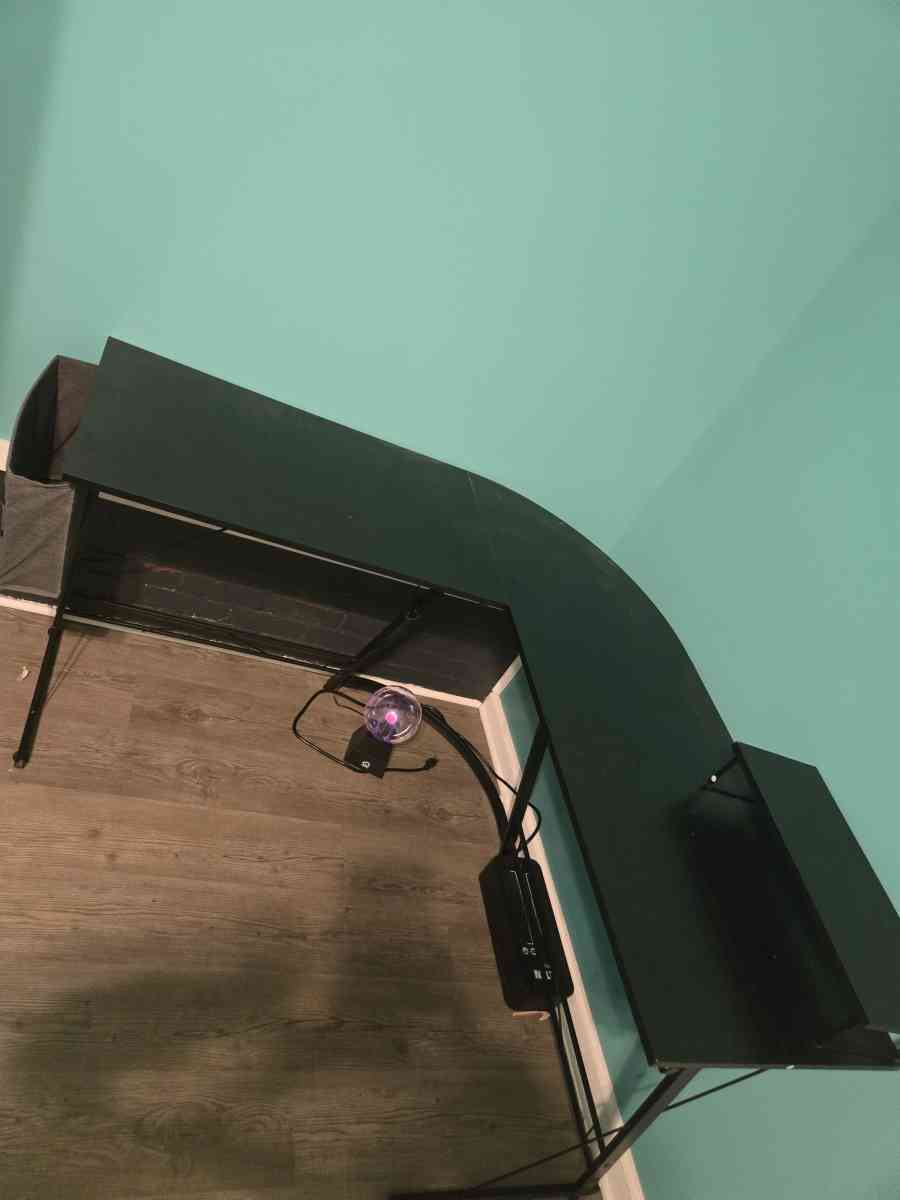 a gaming desk - Hartsville, South Carolina - FleaMarketBay