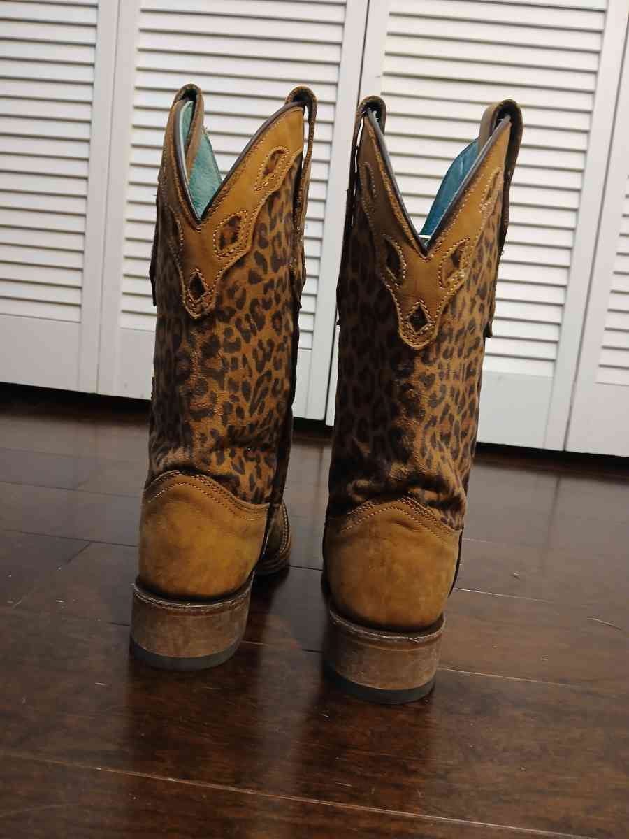 Corral handcrafted boots for men size 6 point 5 and women 8 - Indianapolis, Indiana - FleaMarketBay