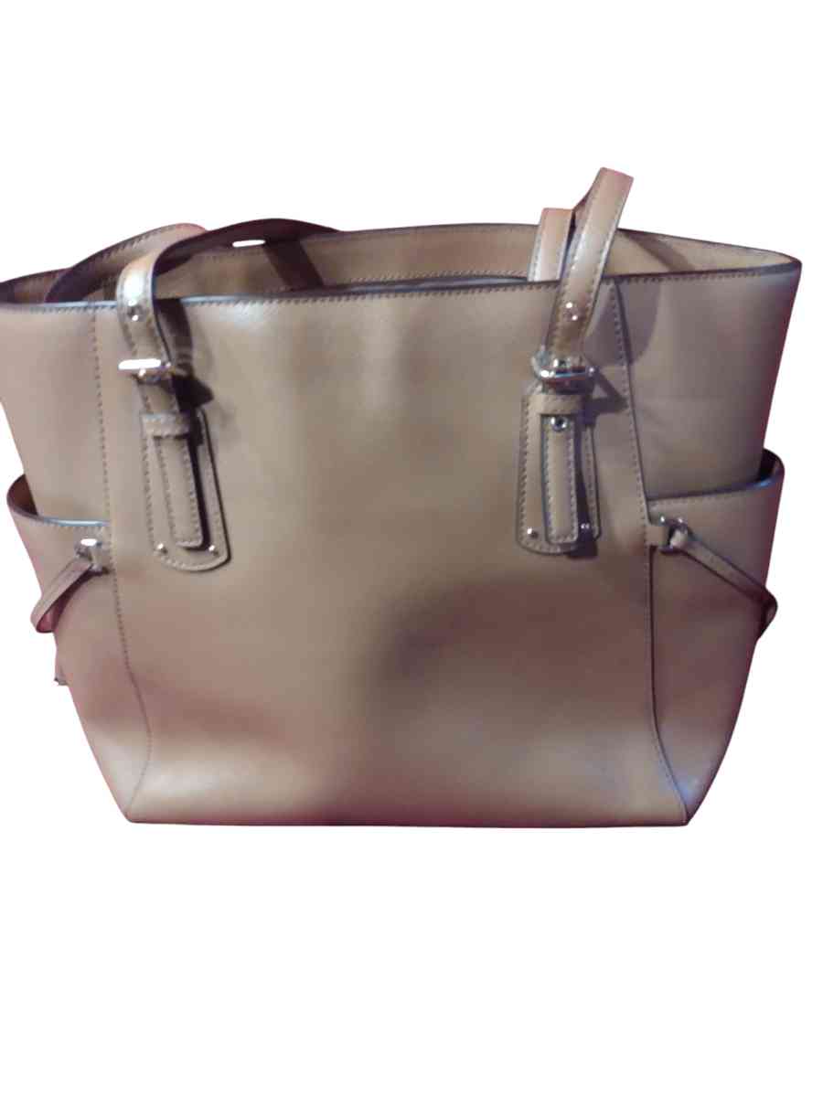 tan Michael kors purse - Saint Louis, Missouri - FleaMarketBay