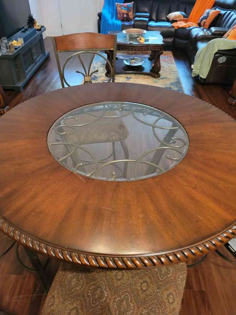 dinner table - Williamston, South Carolina - FleaMarketBay