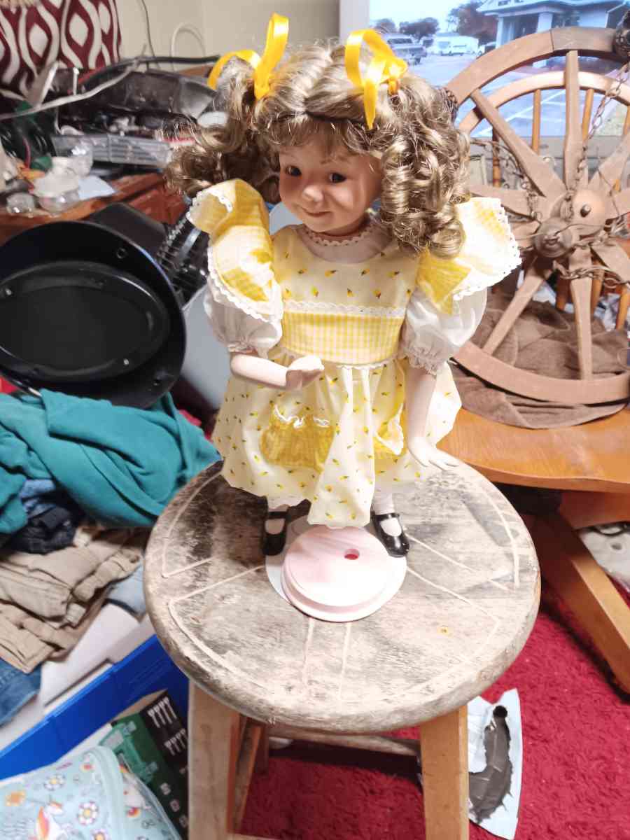 porcelain dollsshoestoys - Elizabethton, Tennessee - FleaMarketBay