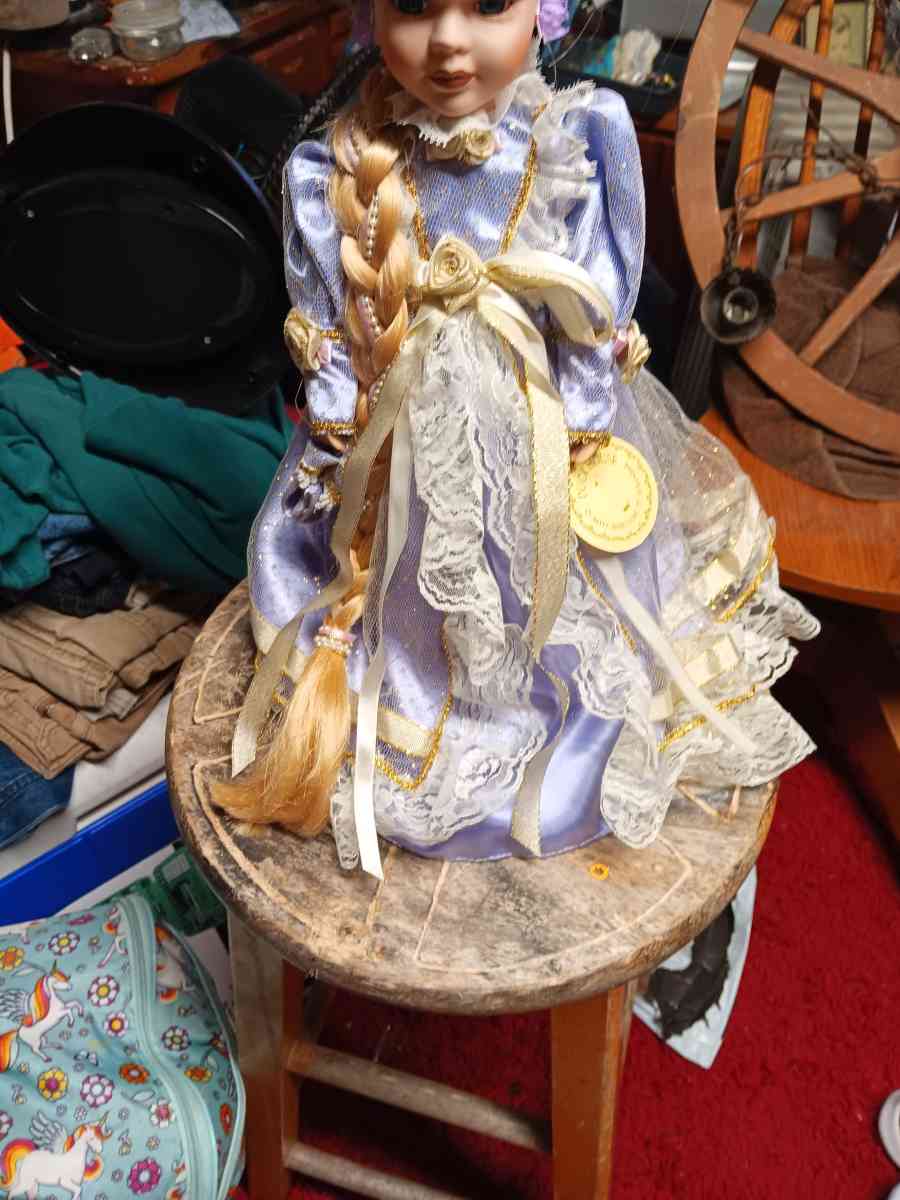 porcelain dollsshoestoys - Elizabethton, Tennessee - FleaMarketBay