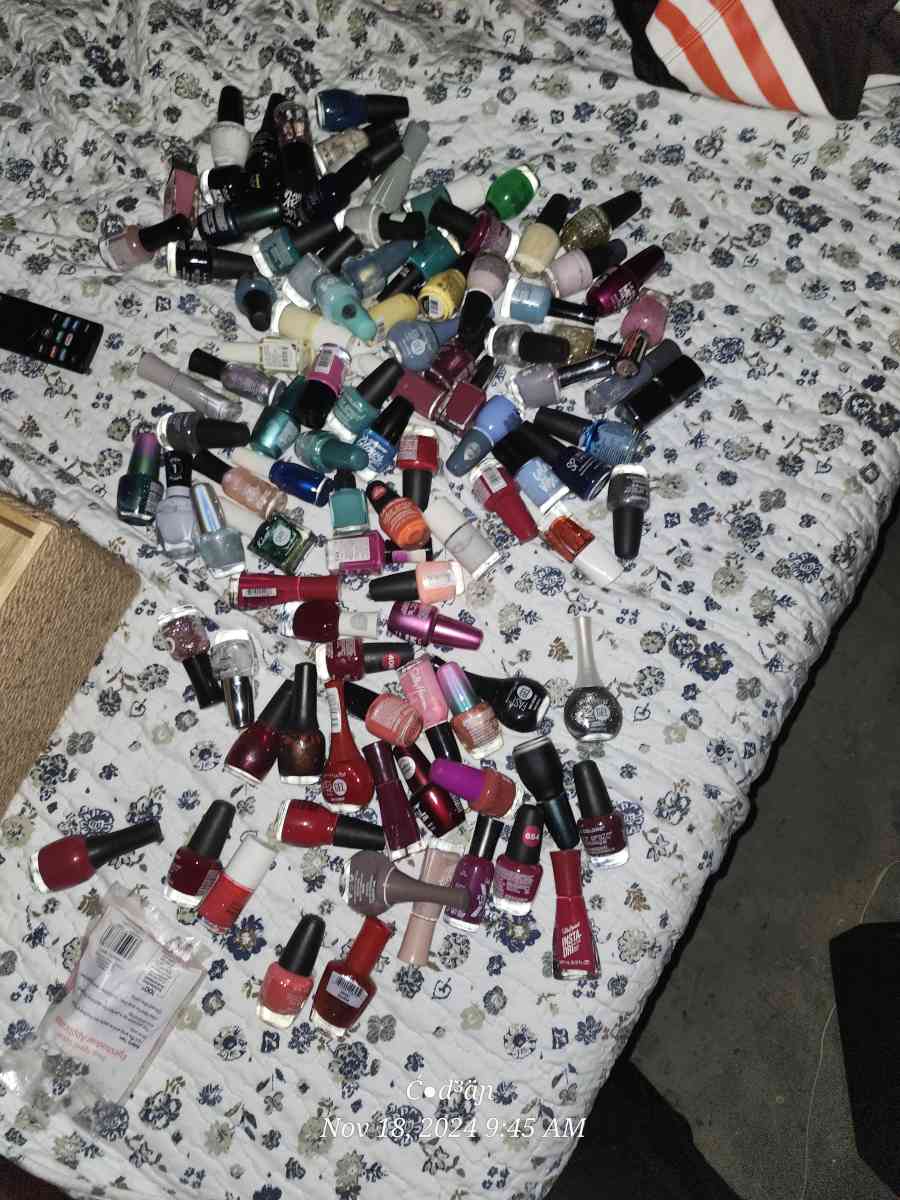 over 100 bottles of fingler nail polish - Carrollton, Kentucky - FleaMarketBay