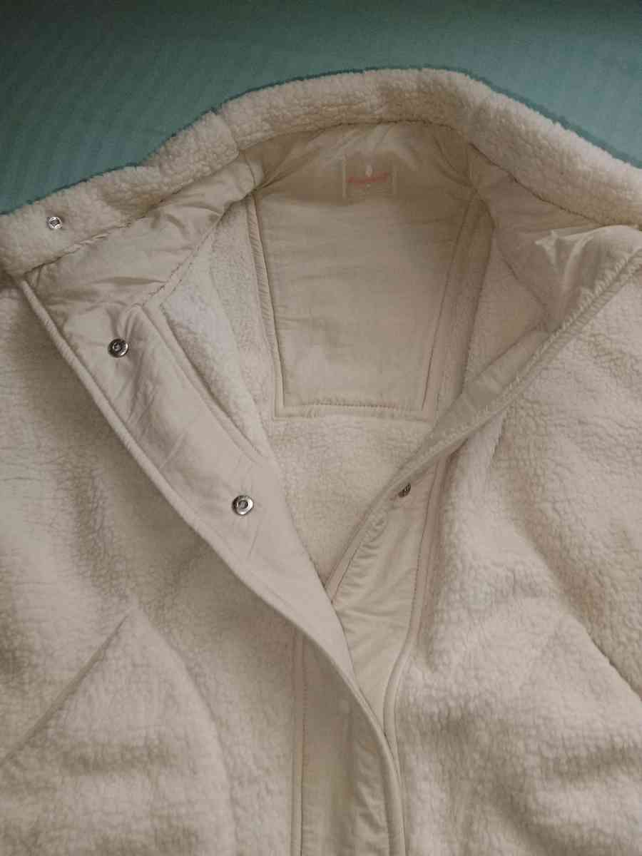 womans  hoodies and beanies and vests etc - Terre Haute, Indiana - FleaMarketBay