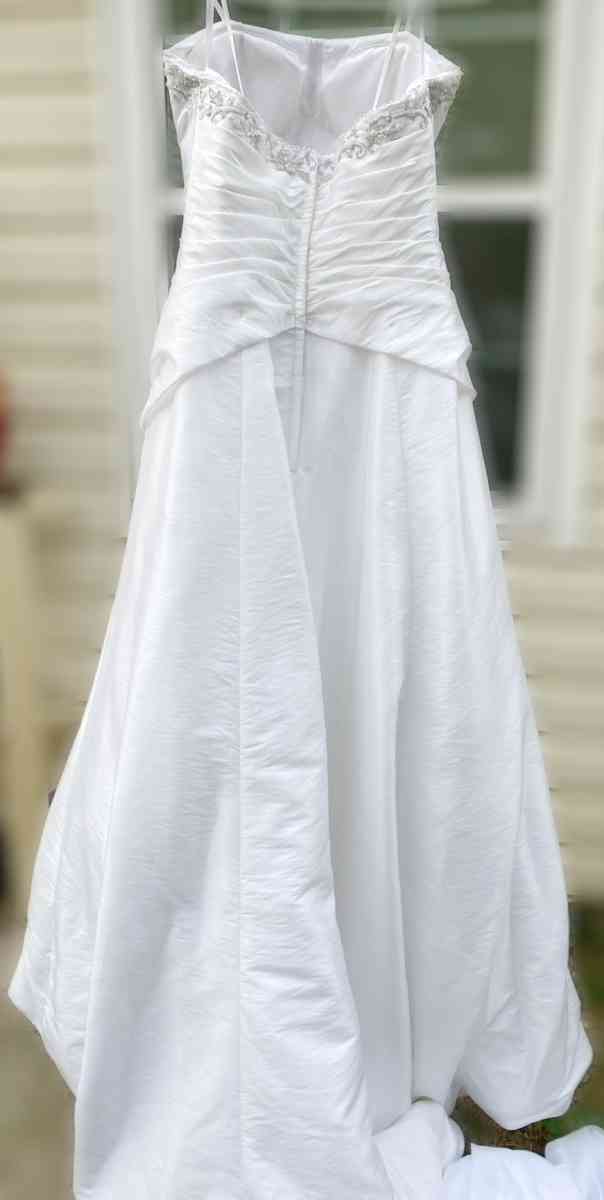Size w12 DaVinci Wedding Dress Plus Slip Veil - Huntsville, Alabama - FleaMarketBay