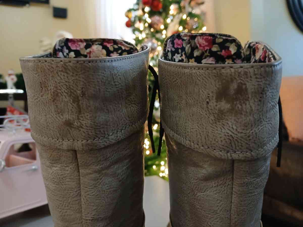 Brown boots for women size 8 point 5 - Indianapolis, Indiana - FleaMarketBay