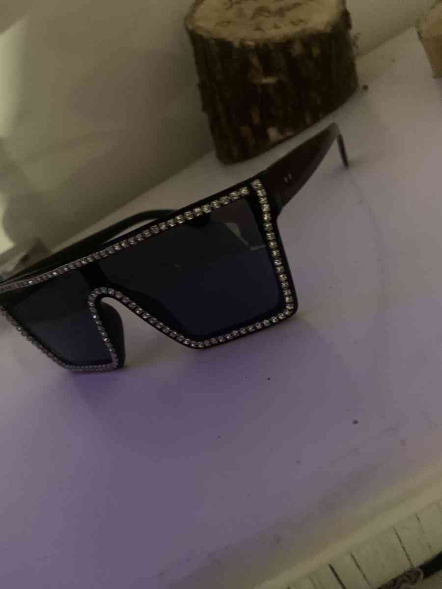 sunglasses - Mount Pleasant, Tennessee - FleaMarketBay