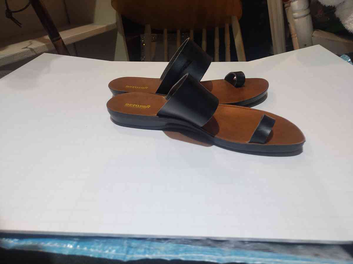 Aerosoft Sandals - Kirkwood, Delaware - FleaMarketBay