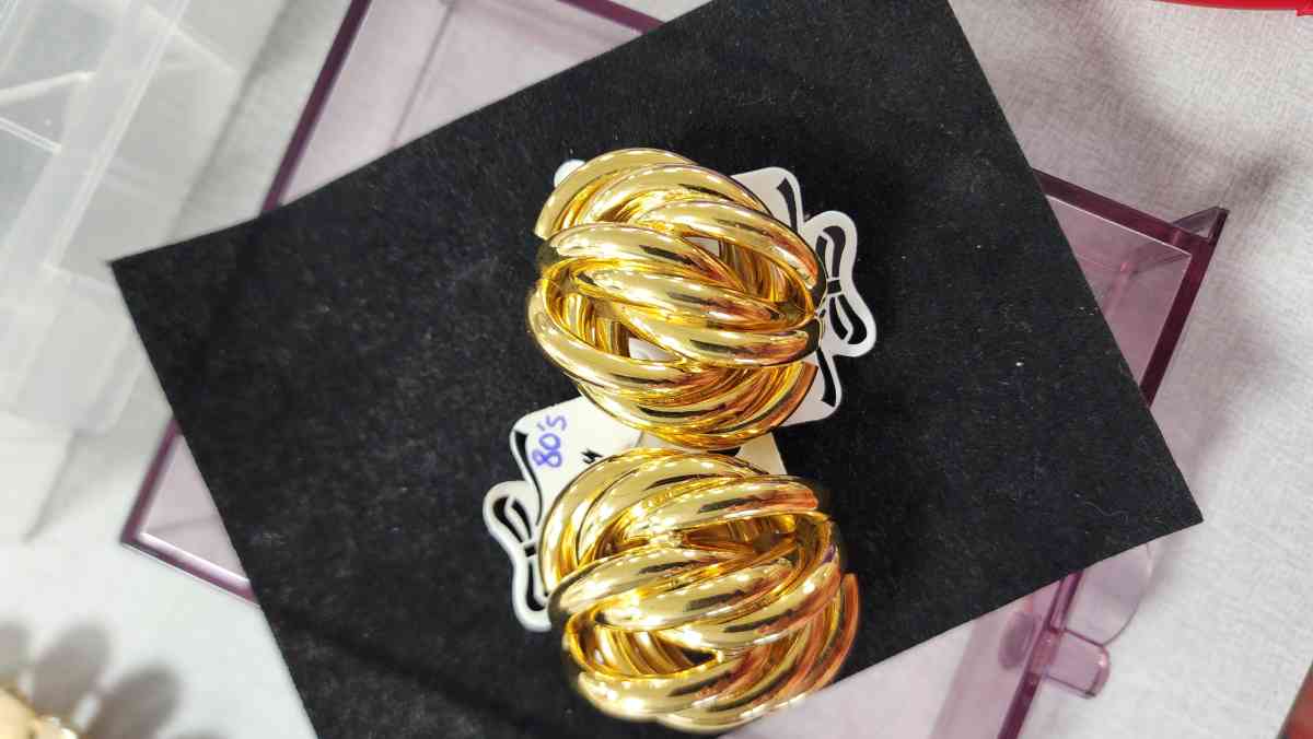 Handmade Braclets and more porch pickup only Vintiage - High Point, North Carolina - FleaMarketBay