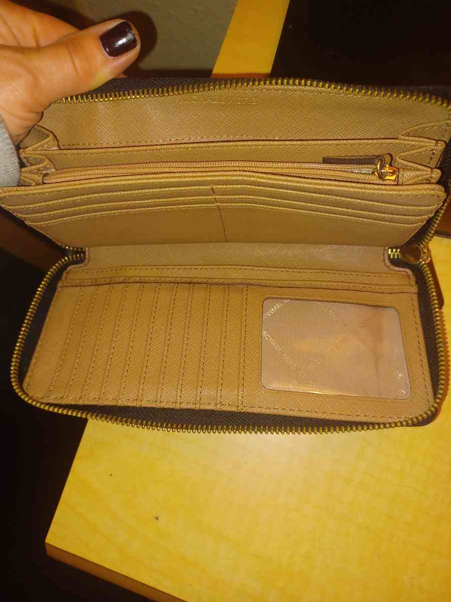 Michael kors wallet - Bellevue, Nebraska - FleaMarketBay