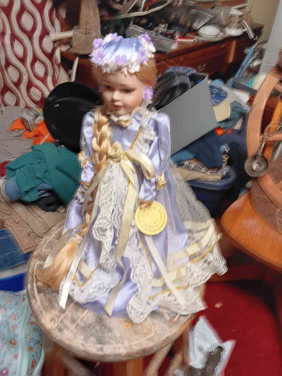 porcelain dollsshoestoys - Elizabethton, Tennessee - FleaMarketBay