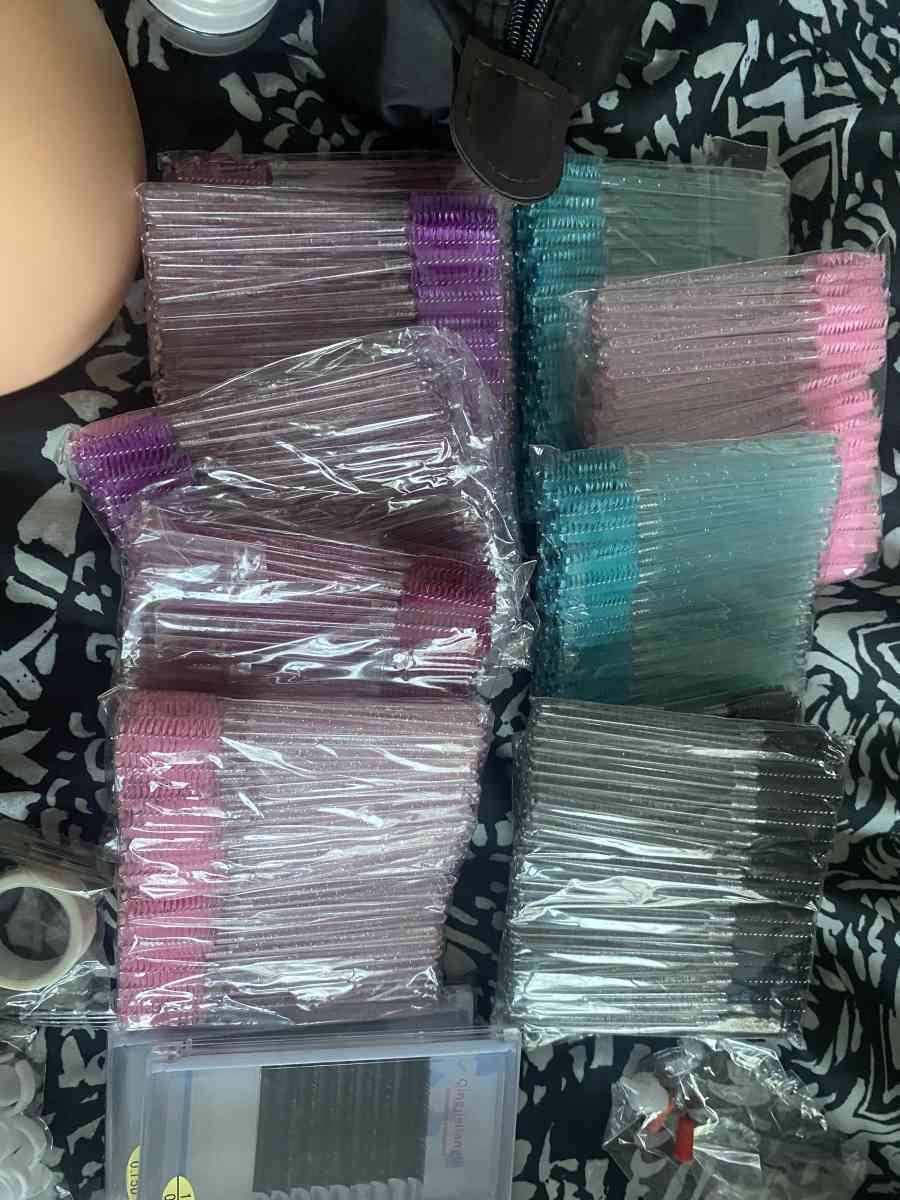 Eyelashes - Brooklyn, New York - FleaMarketBay