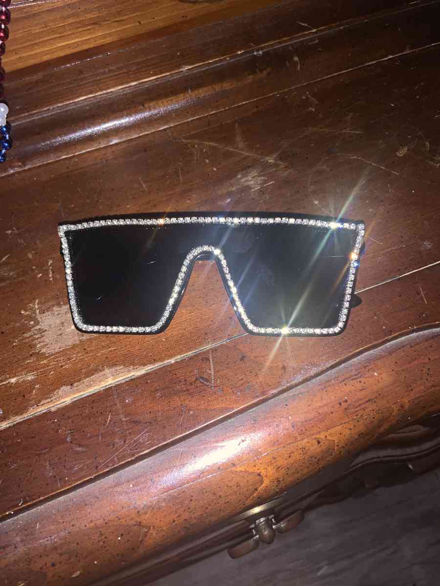 sunglasses - Mount Pleasant, Tennessee - FleaMarketBay