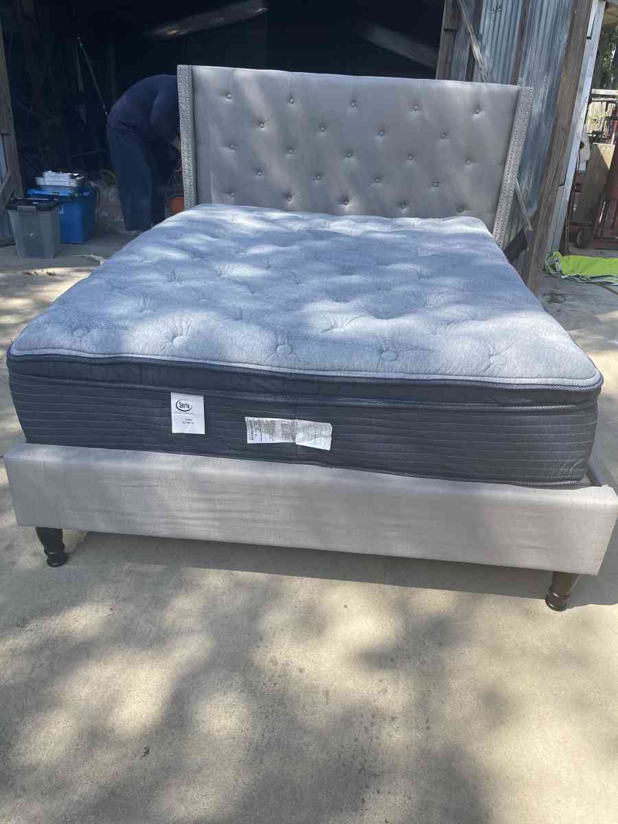 bedding and bed frame set - Fayetteville, North Carolina