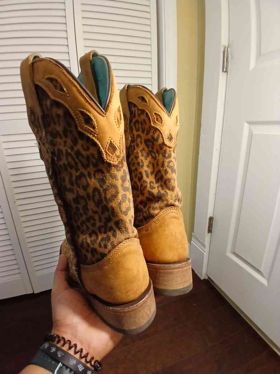 Corral handcrafted boots for men size 6 point 5 and women 8 - Indianapolis, Indiana - FleaMarketBay