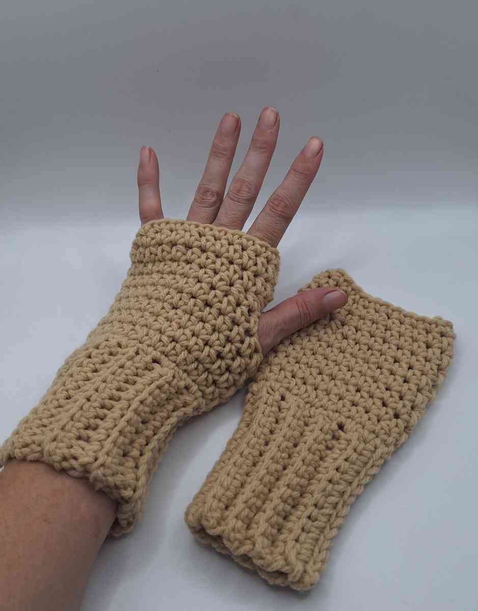 Beautiful Warm Fingerless Gloves - Suffolk, Virginia - FleaMarketBay