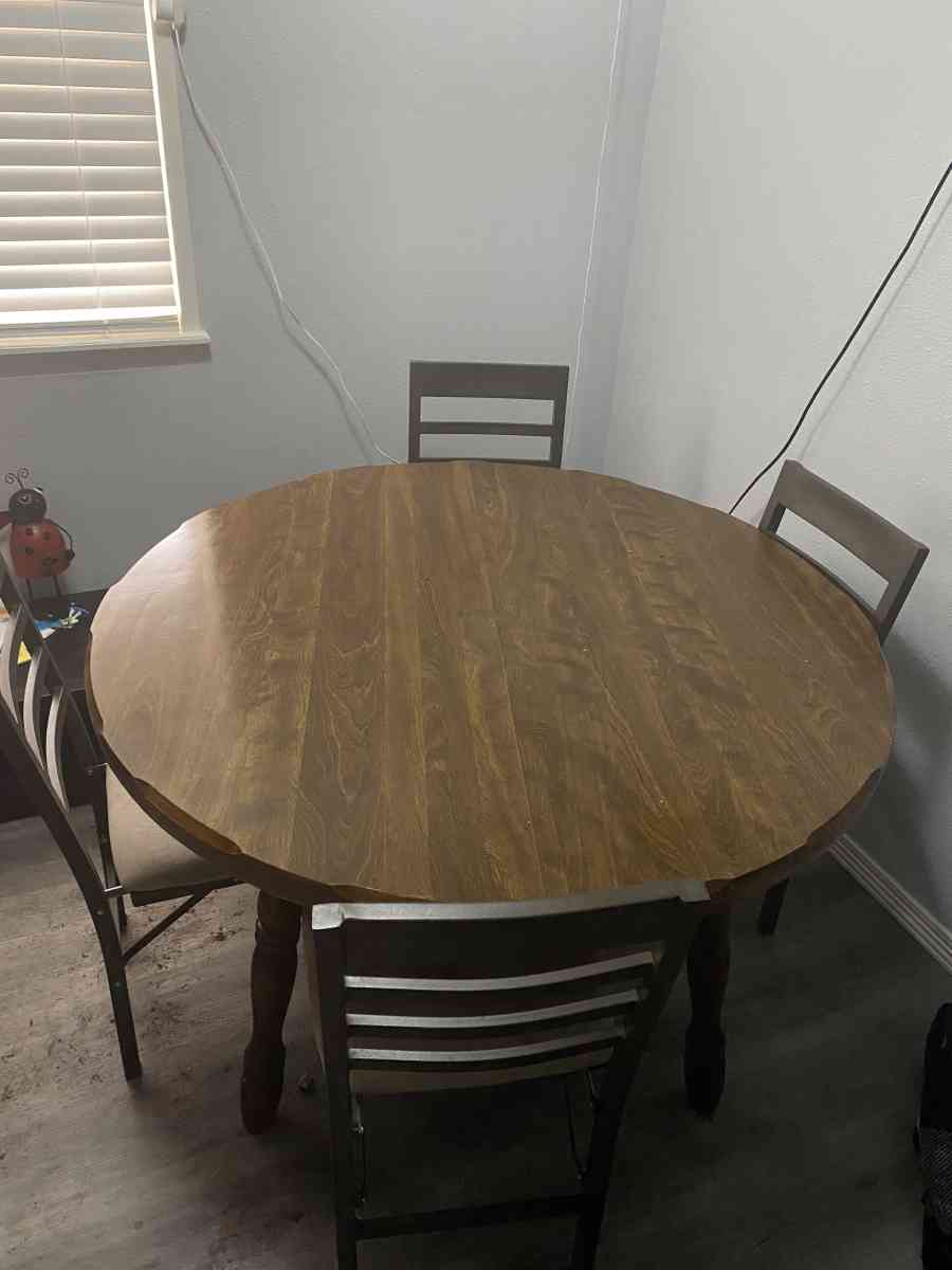 Dining room table with chairs - Fayetteville, Arkansas
