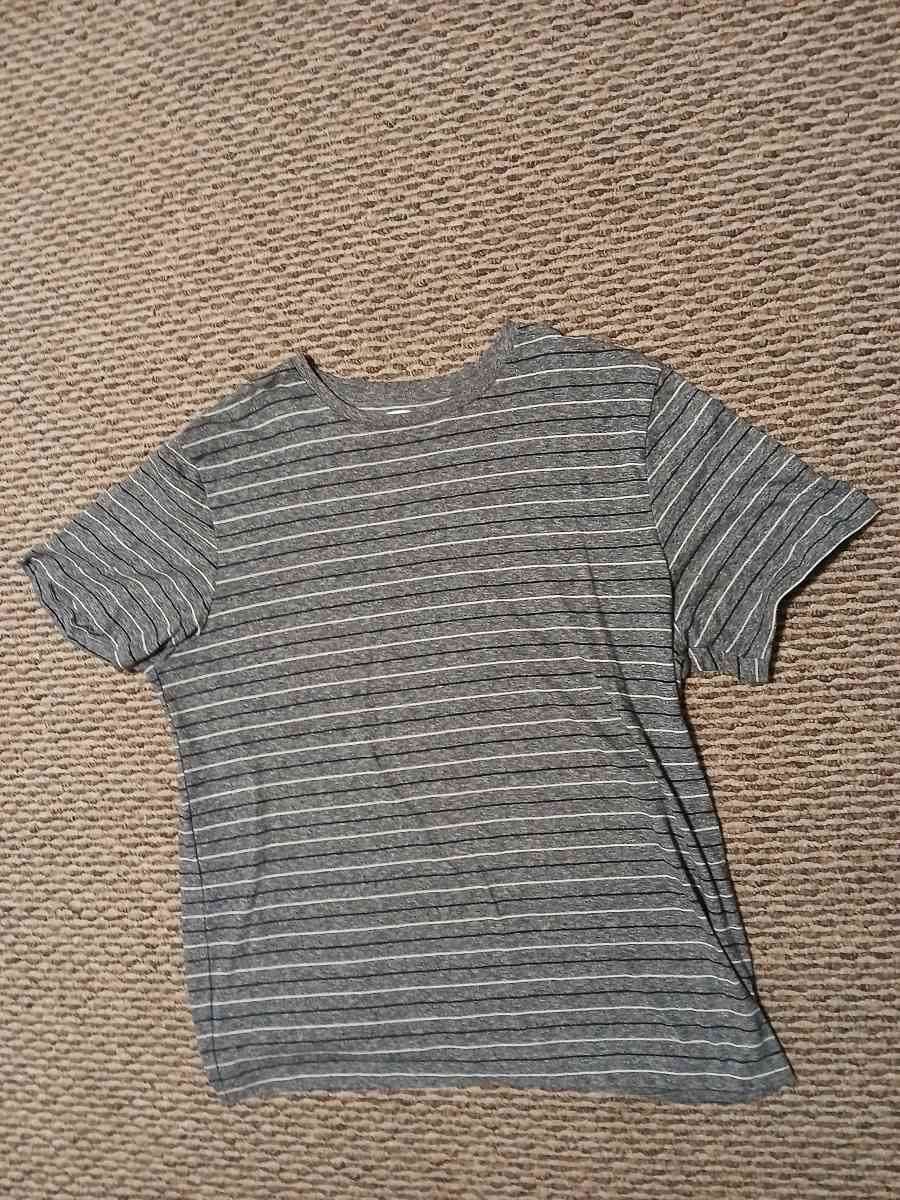 Old Navy gray tshirt XL for men - Indianapolis, Indiana