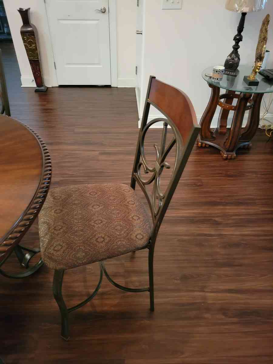 dinner table - Williamston, South Carolina - FleaMarketBay