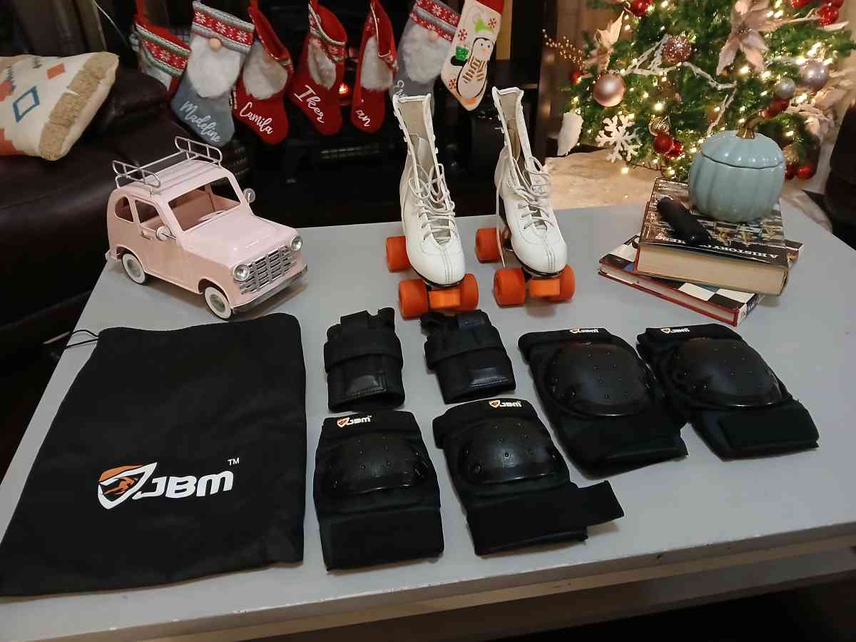 Roller Derby classic roller skates with pads and guards - Indianapolis, Indiana - FleaMarketBay