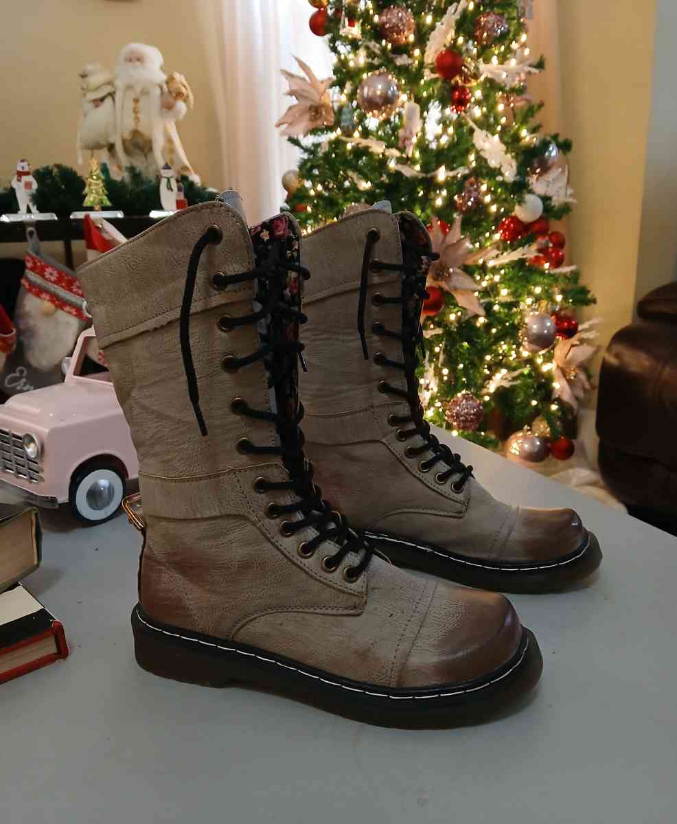 Brown boots for women size 8 point 5 - Indianapolis, Indiana - FleaMarketBay