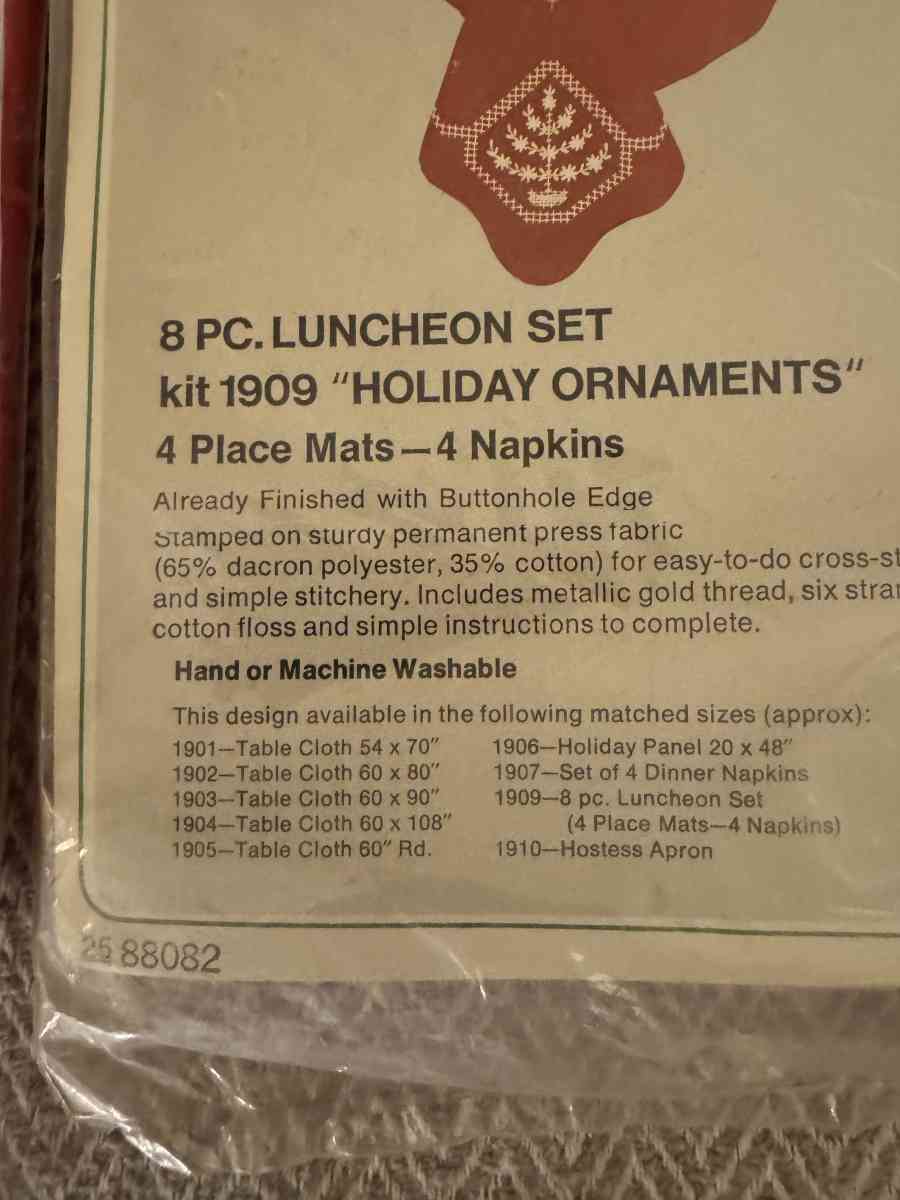 2018HMT Two New  Bucilla Christmas Needlecraft 8 Piece Lunch - Gallatin, Tennessee - FleaMarketBay