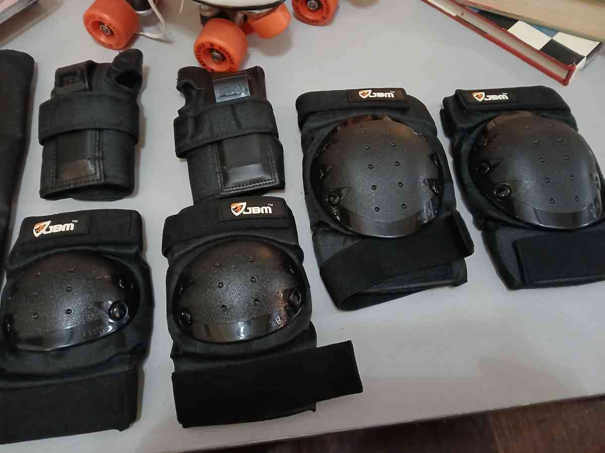 Roller Derby classic roller skates with pads and guards - Indianapolis, Indiana - FleaMarketBay