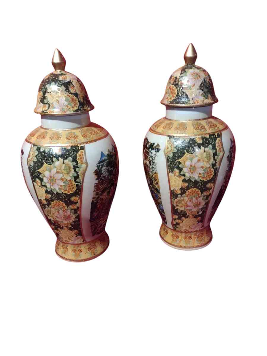 pair of large beautiful Chinese or Japanese vases - Saint Louis, Missouri - FleaMarketBay